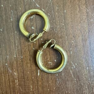 Trifari VINTAGE gold metal hoop Clip on‎ earrings MCM Costume Jewelry Classic
